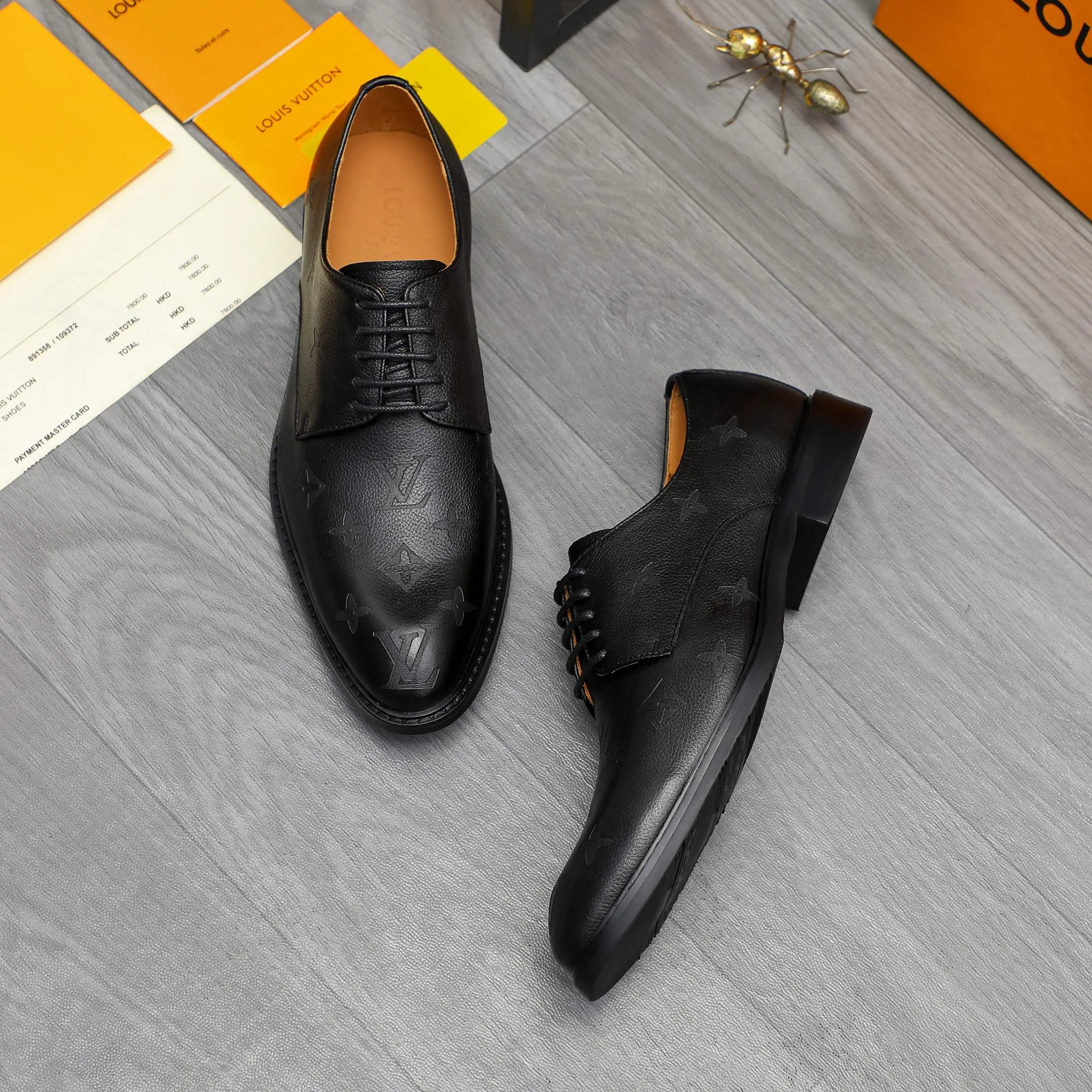 Men's shoes 💰p460 Product trademark: LV (Louis Vuitton) business lace-up formal leather shoes Regular size: 39-44 (38.45 custom-made, non-refundable) Product materials: Selected high-quality pebbled cowhide embossed upper, cowhide lining, original rubber outsole